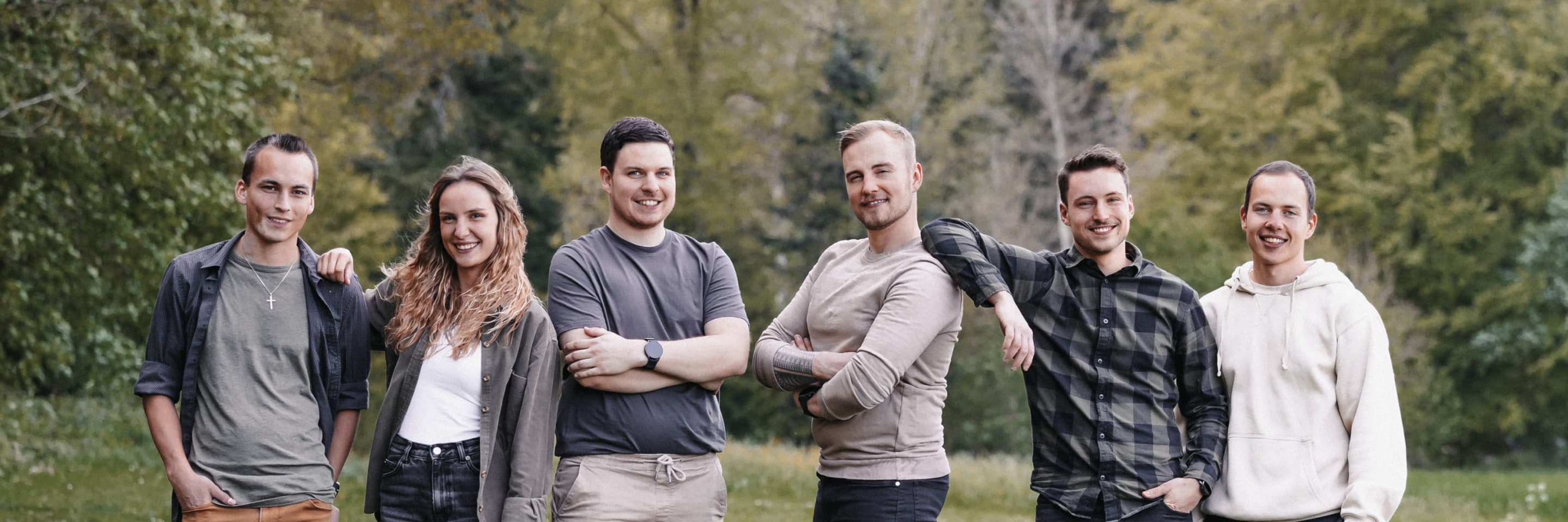 Die Band posiert in einem Feld