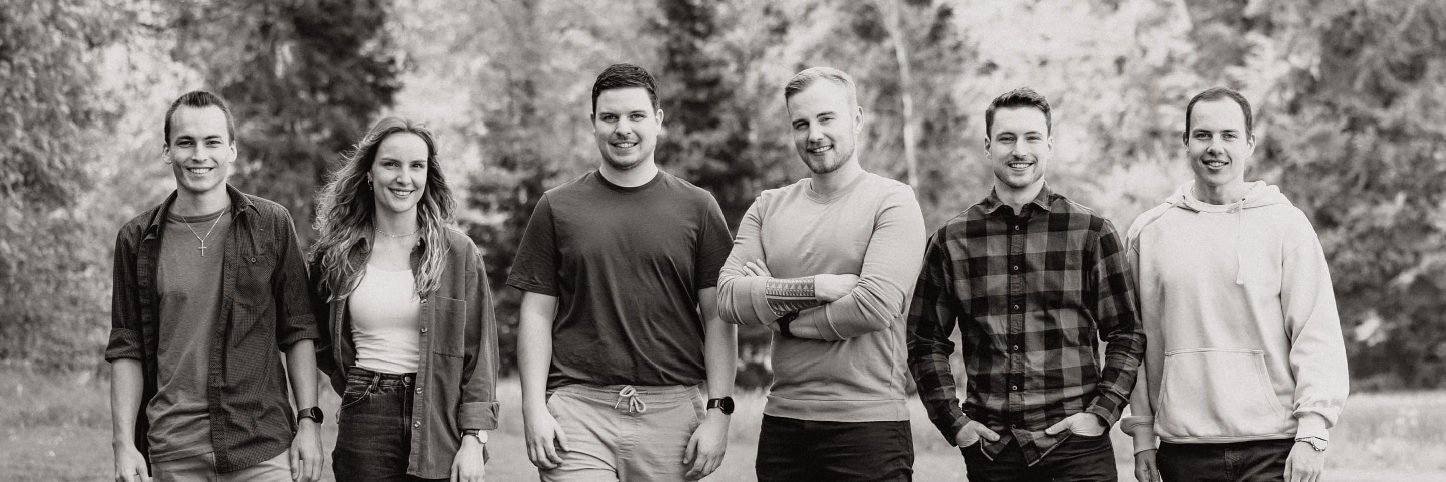 Die Band steht in einem Feld, Schwarzweiss