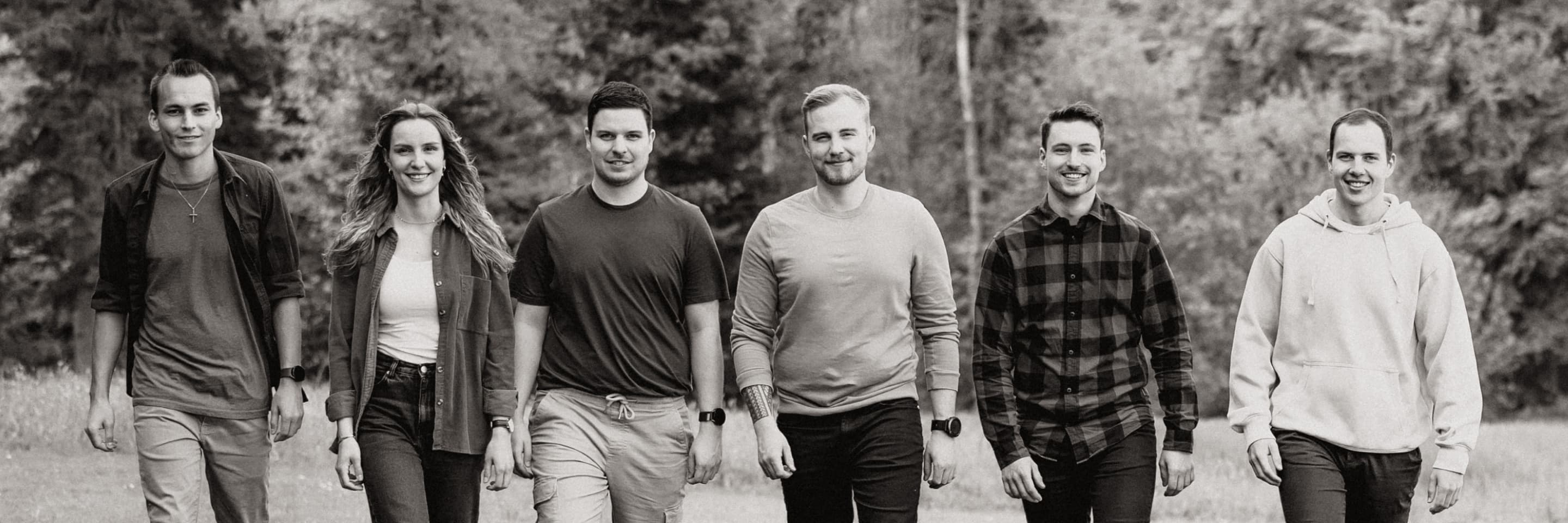 Die Band läuft durch ein Feld, Schwarzweiss