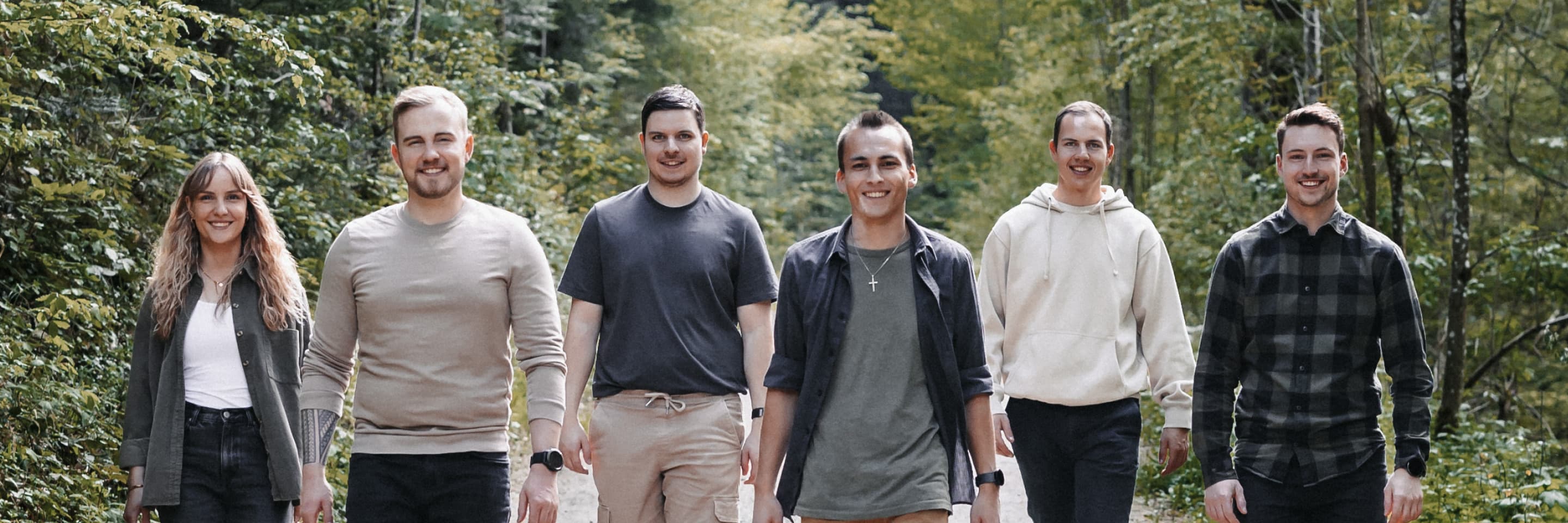 Die Band läuft durch den Wald