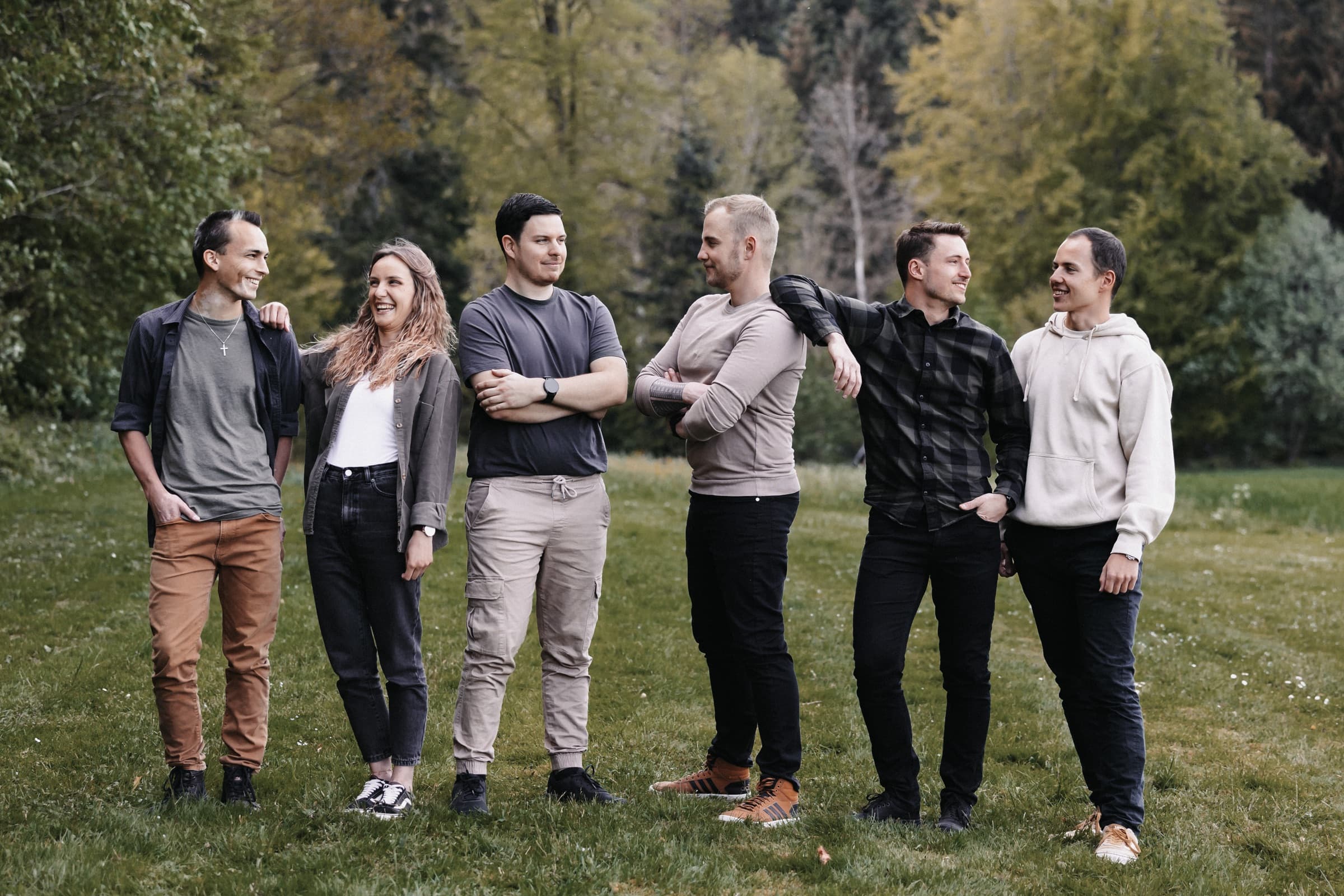 Die Band auf einem Feld